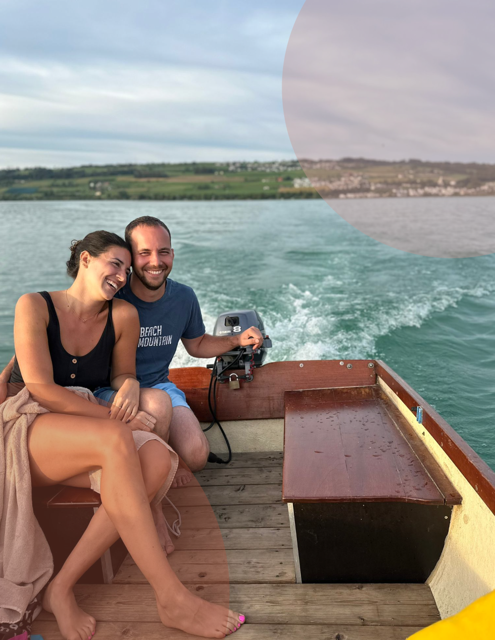 Sarah und Samuel gemeinsam in einem Boot auf dem See